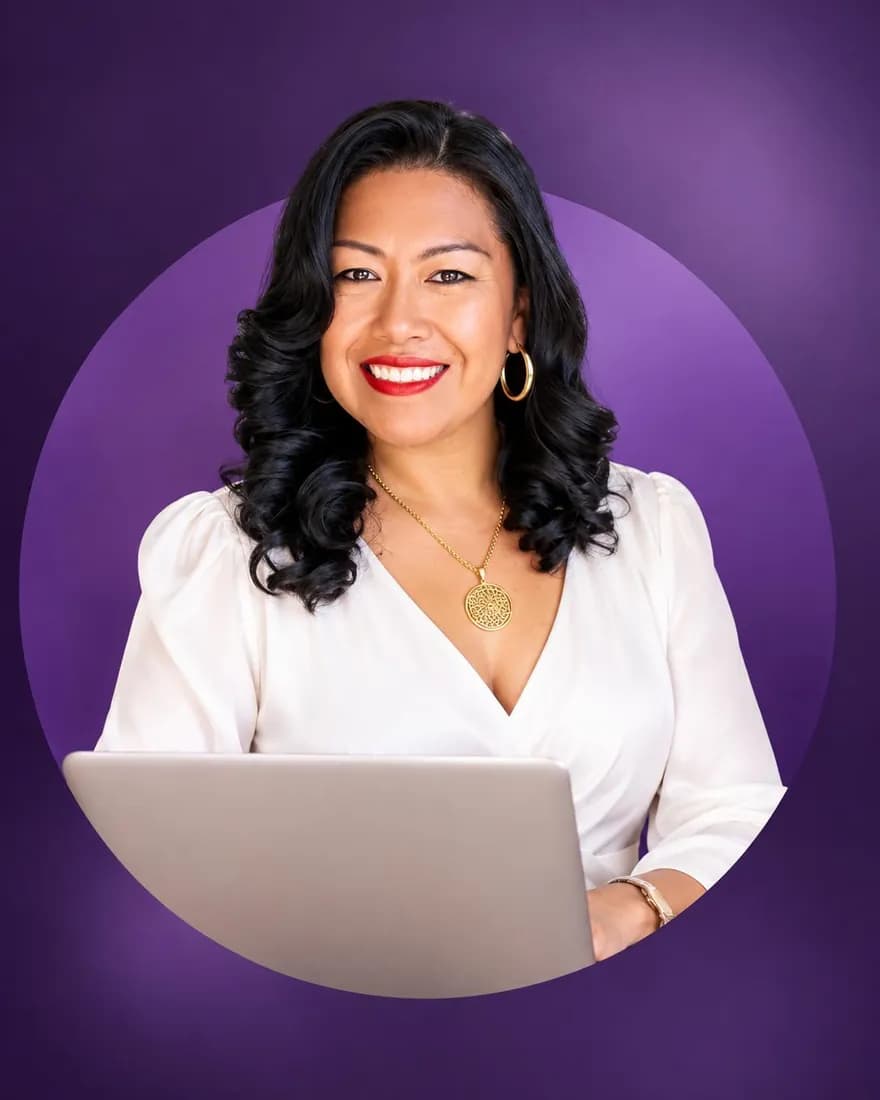 Lucy Peña sonriendo, con blusa blanca y un portátil, sobre fondo morado