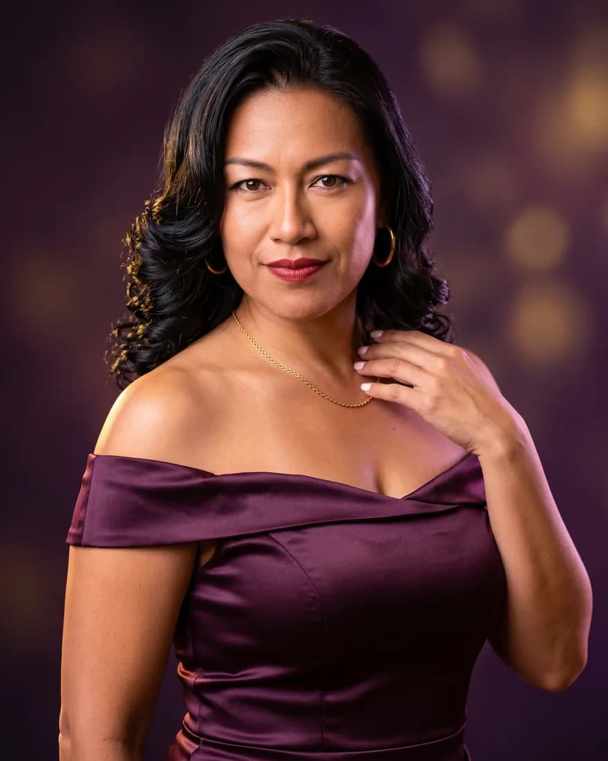Lucy Peña con un vestido de satén color ciruela