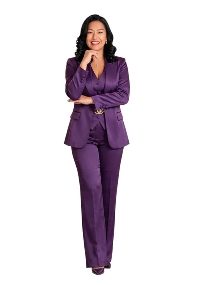 Lucy Peña de cuerpo entero con traje morado