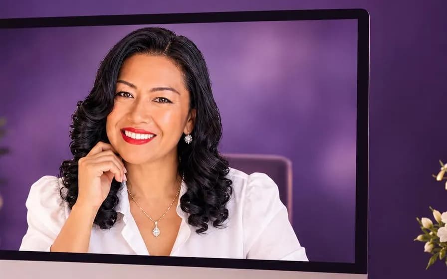 Lucy Peña en la pantalla de un ordenador durante una sesión en línea